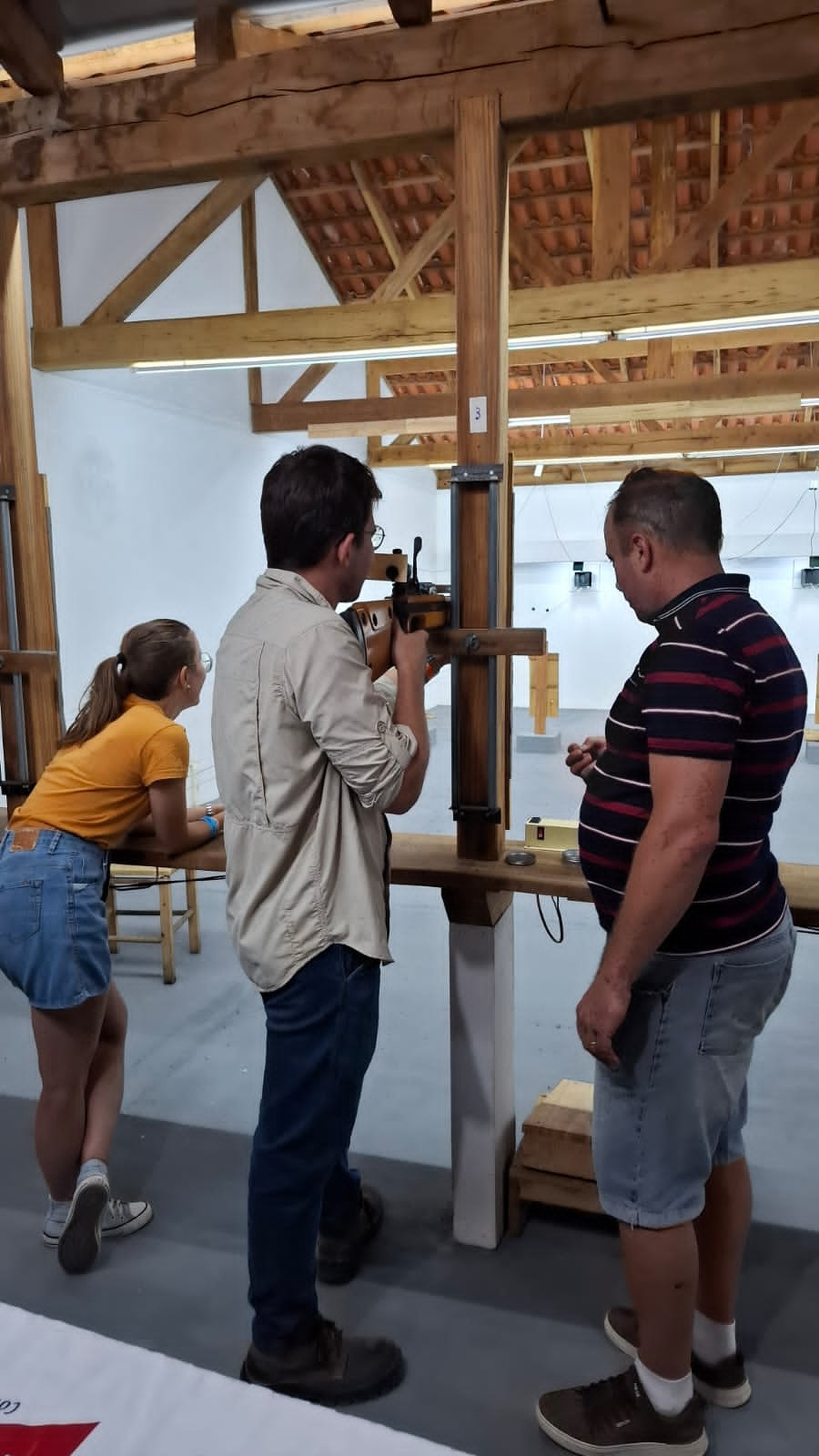 Convoy de Land Rovers em trilha